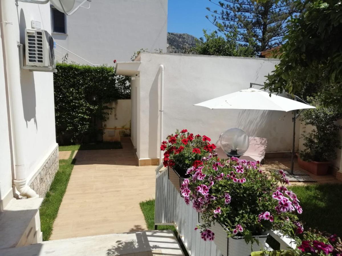 Вилла Mondello Beach The House With Green Lawns Экстерьер фото
